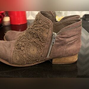 Brown/Taupe “Too Rated” Crotchet Booties. EUC. Size 9.